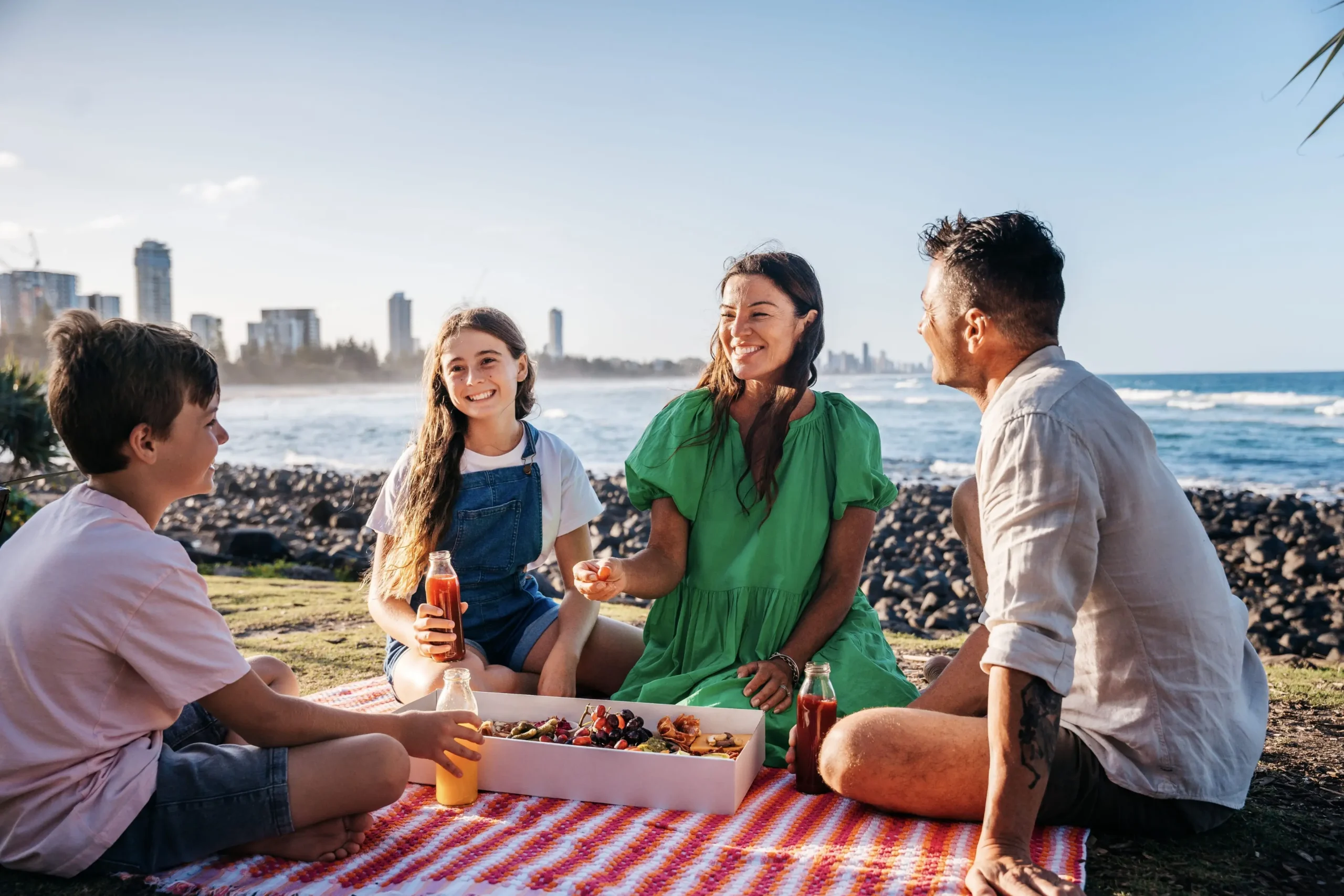 A family having a picnic - Nuve